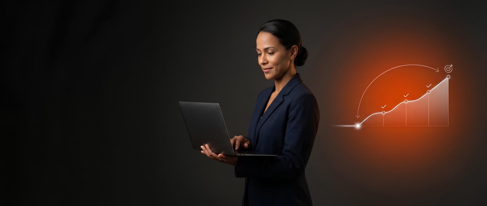Uma mulher branca de social segurando um notebook, sobre fundo escuro, com um gráfico ao lado