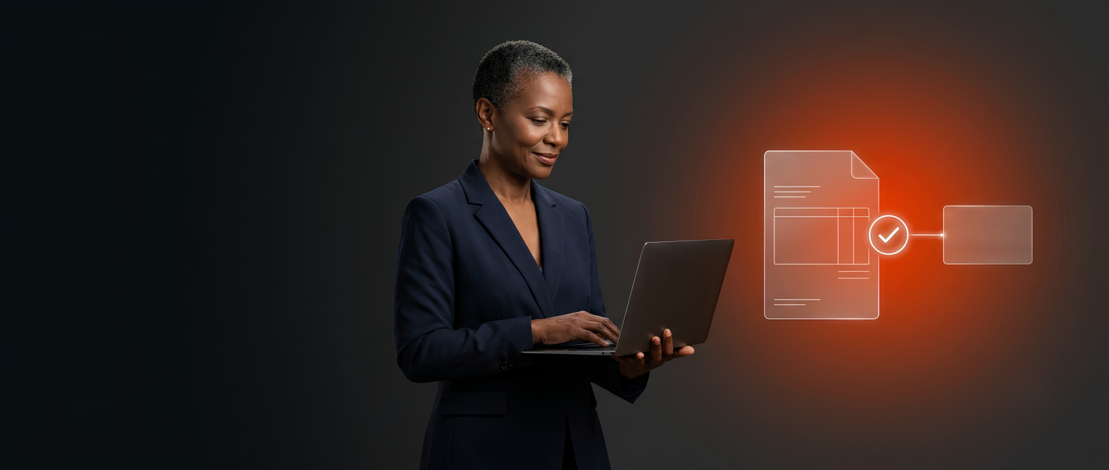 Mulher de blazer usando um notebook ao lado de um ícone luminoso de documento com um selo de verificação conectado a outro bloco, sobre fundo escuro.