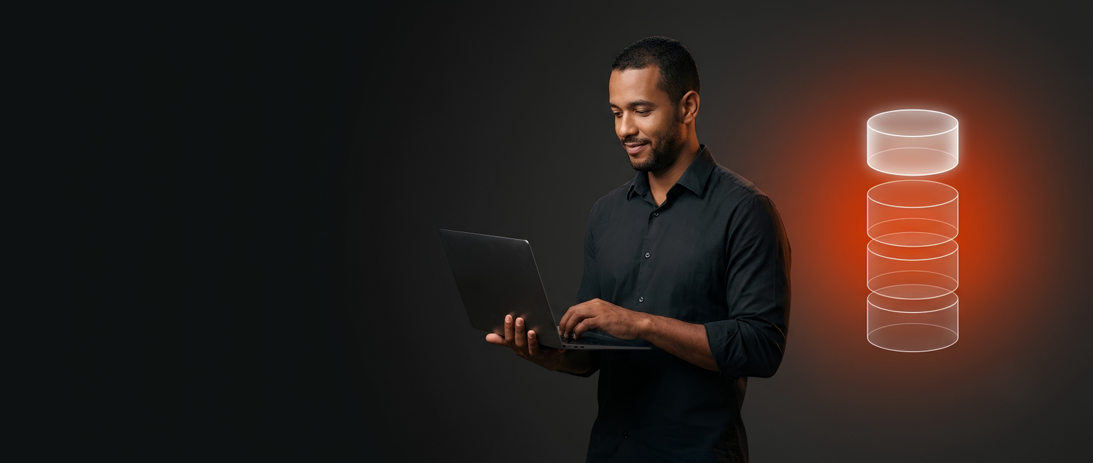 Homem de camisa usando um notebook ao lado de um ícone luminoso de cilindros empilhados de banco de dados, sobre fundo escuro.
