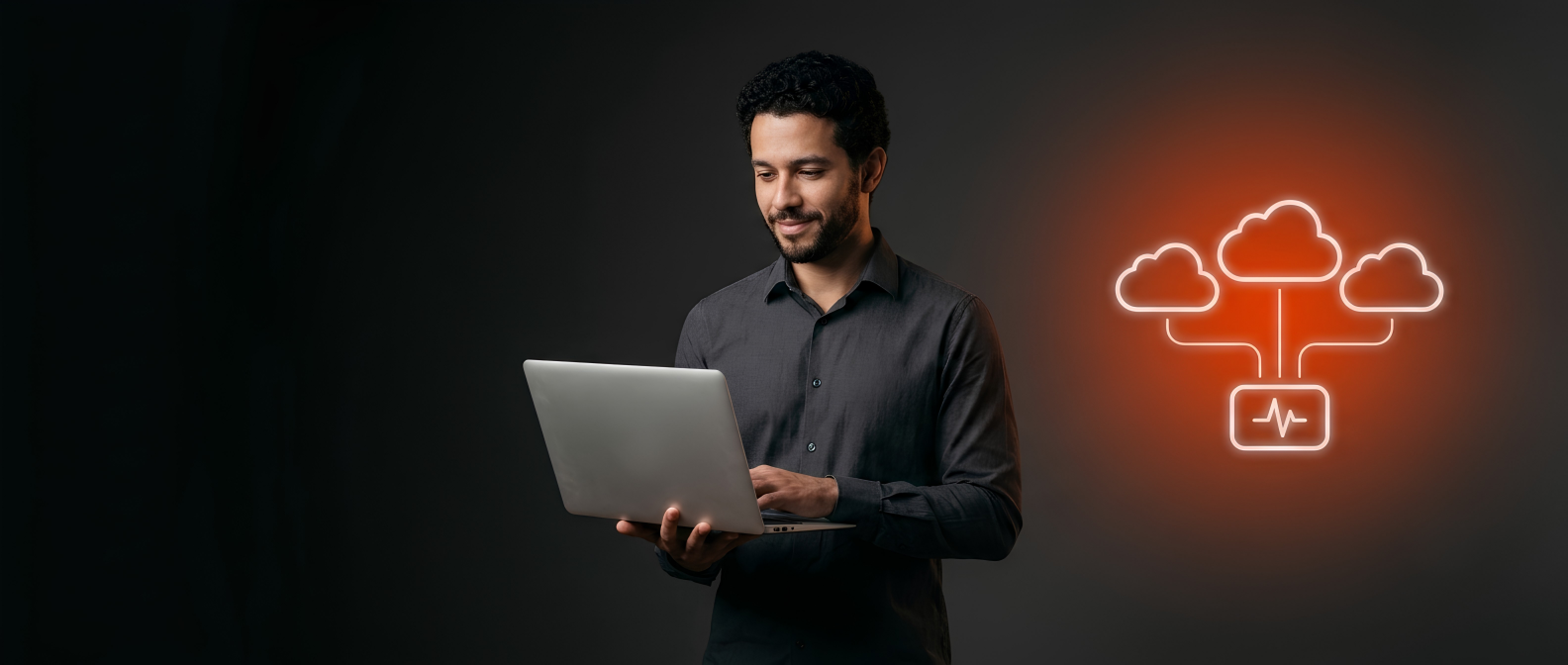 Homem de camisa usando um notebook ao lado de um ícone luminoso com três nuvens conectadas a um monitor, sobre fundo escuro.