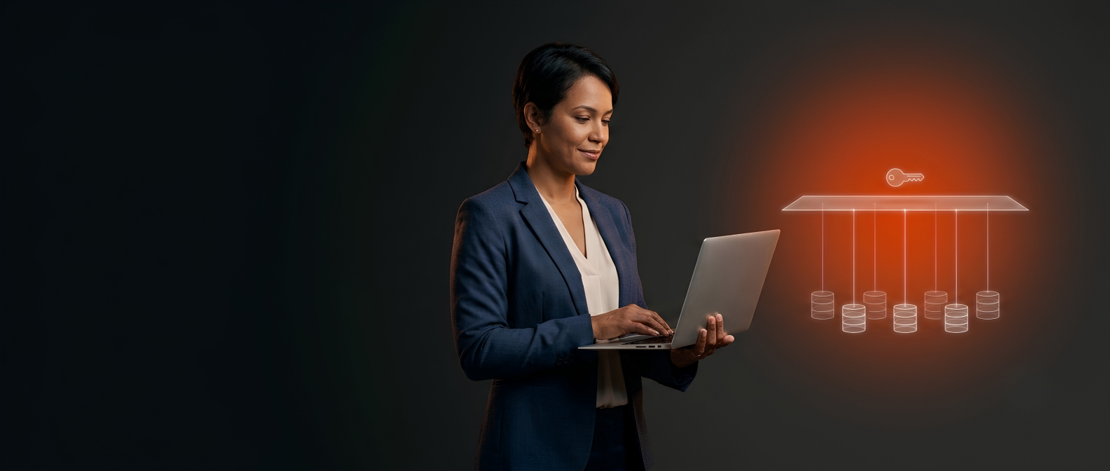 Mulher de blazer usando um notebook ao lado de um ícone luminoso com vários bancos de dados, sobre fundo escuro.